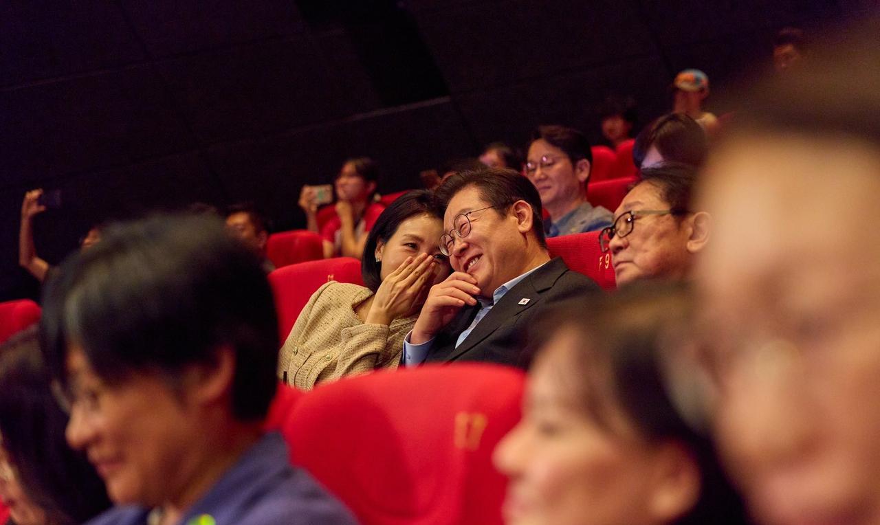 总统带头看电影。当前韩国经济不振，消费低迷。韩国政府为改变现状，向民众发放各种消