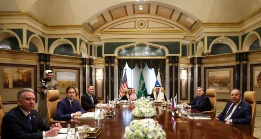 形势貌似对俄罗斯比较有利，美国和俄罗斯的代表团在沙特完成了会谈，这就像二战前夕，