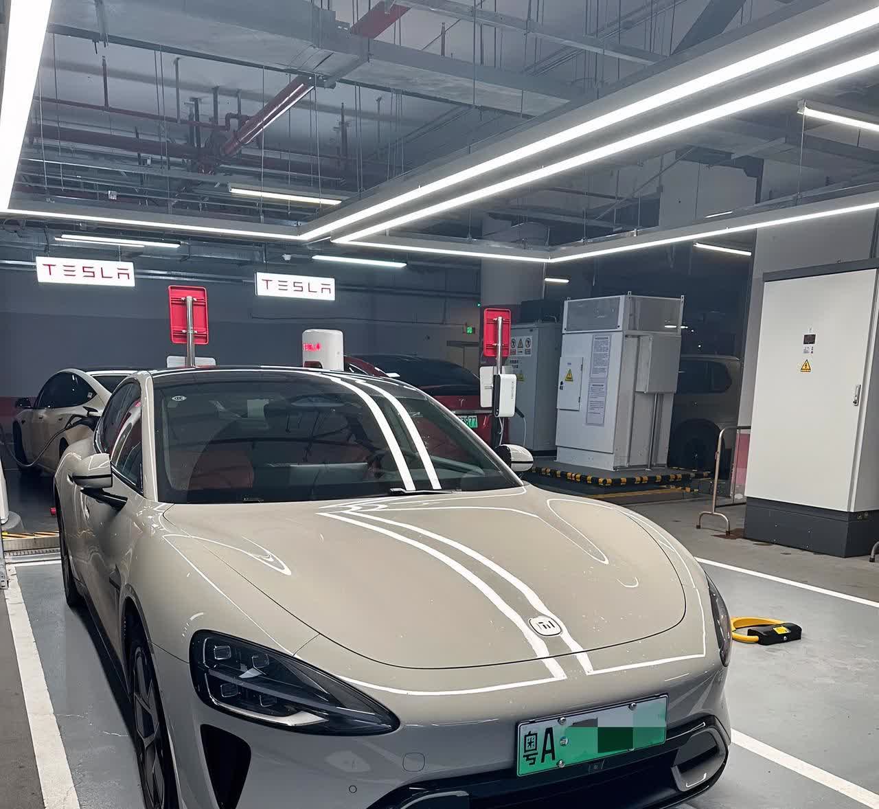 小米汽车卖的好是有原因的，这么漂亮的车谁看了不爱呢，谁看不迷糊？

现在在路