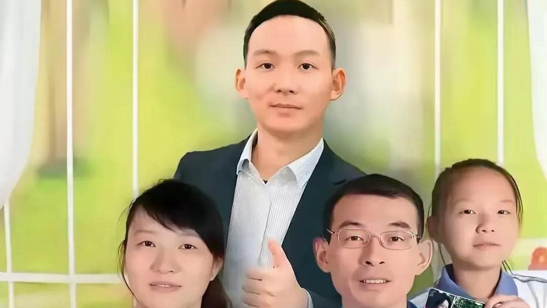 谢妈妈扎马尾穿长裙，校园门口接女儿，有故事的背影