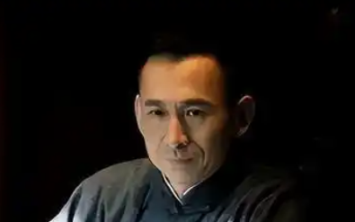 1944年深夜，伪军副师长之妻突然揭穿施亚夫共产党身份，为了组织机密，施亚夫只能含泪大义灭亲…