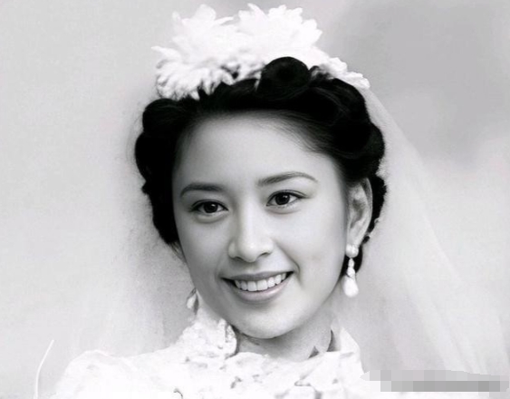 1966年，27岁的胡友松发现生理期没正常来，便问75岁的丈夫李宗仁怎么办。谁料