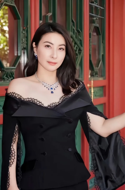 老婆娶的好
招财又进宝
霍启刚今晚算是彻底睡不着了，老婆不仅是奥运冠军，如今她的