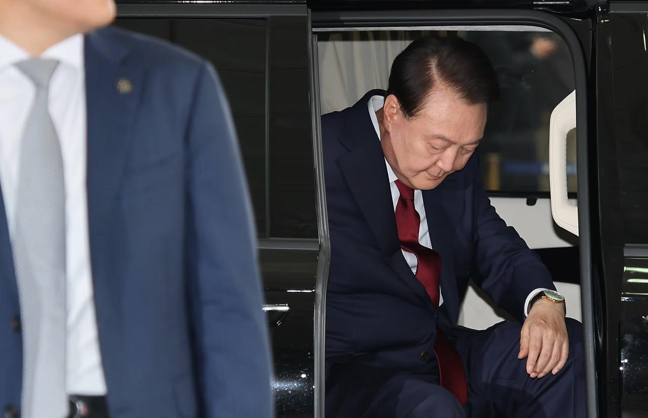 6月28日，韩国尹前总统到内乱特别检察组接受调查，没想到调查不是特检官员，而是由