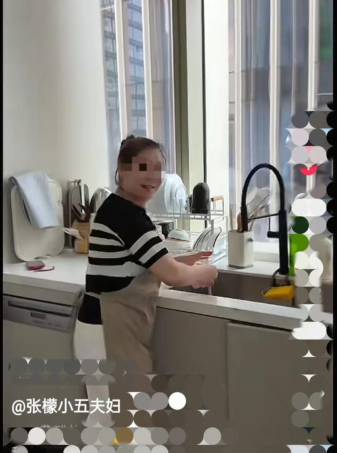 张檬说，我家阿姨找不到缺点的。她家阿姨面相温柔，穿着简单大方，一看就是做事干净利