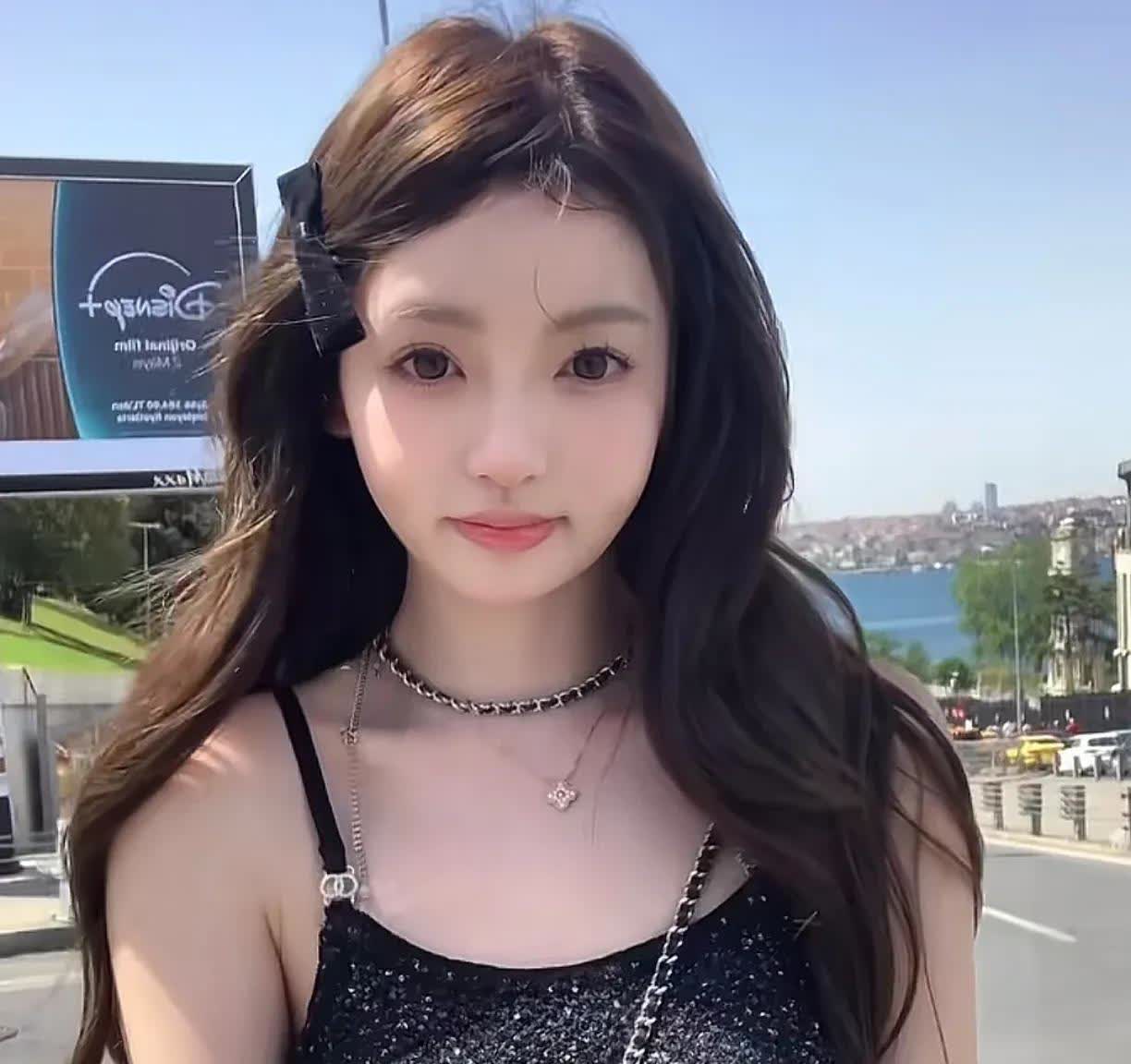 有人见过王思聪的女朋友懒懒，说现实中的她巨漂亮，当然了不漂亮王思聪也不会找的。很