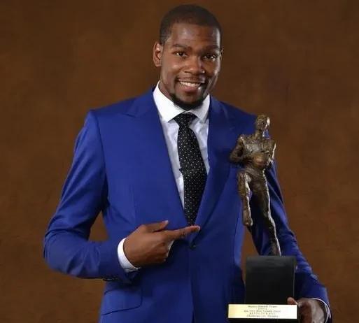 同样是拿MVP！
亚历山大和杜兰特以及威少
哪个更强？
2013-2014赛季，
