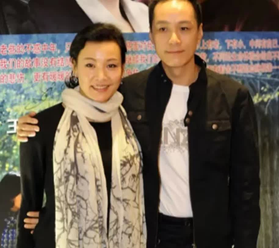 画面右侧是大家熟悉的冯远征，那左侧这位气质朴实却难掩动人光彩的演员究竟是谁呢？