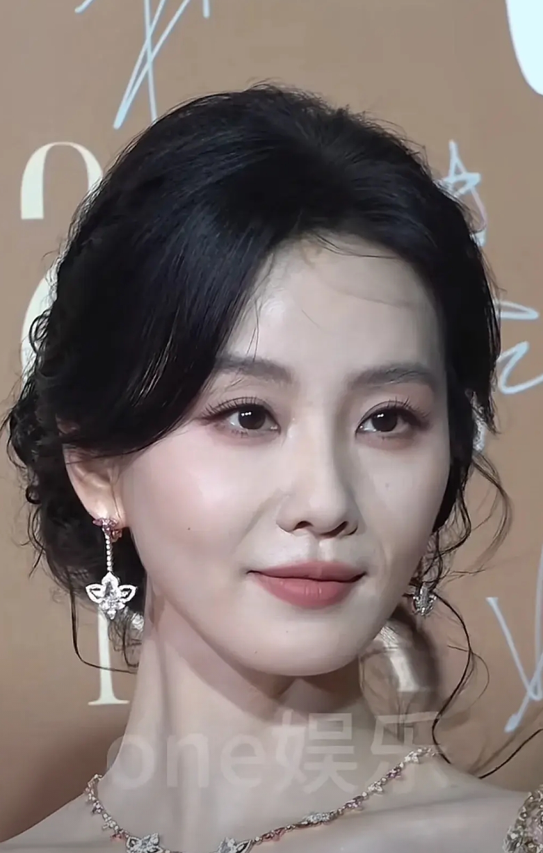 刘诗诗嫁给吴奇隆的失望，全写在脸上和眼神里。她真的不应该嫁给吴奇隆的，好好的一个