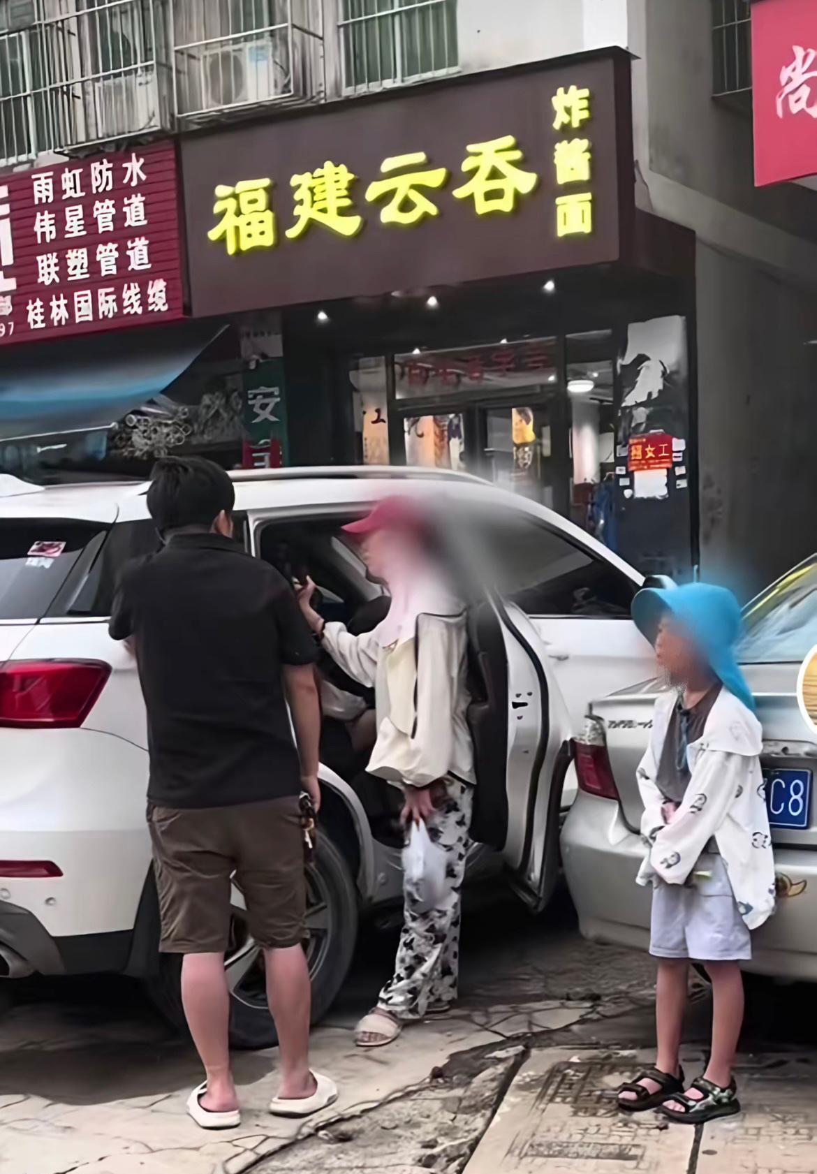 黑衣男人，你回头看一眼愣在车旁的孩子，我一个外人都心疼，他看起来那么的无助悲伤，