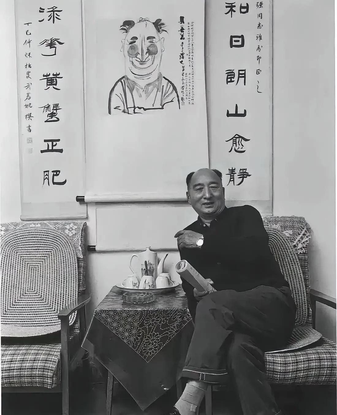 这应该是上世纪的八十年代，著名电影演员陈强老师坐在家里的照片。
    他身后的