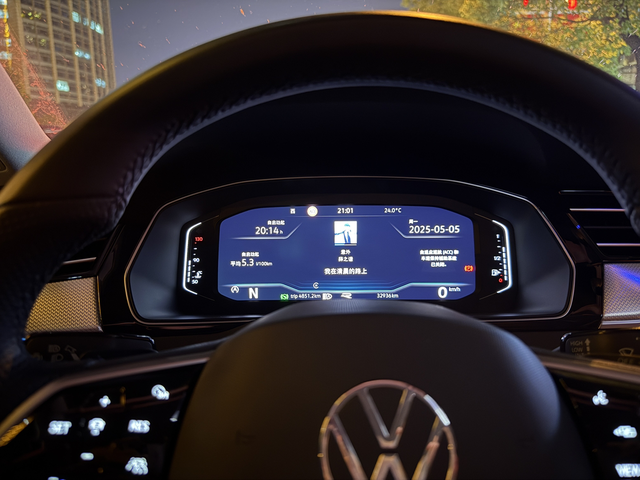 23款B8旗舰油耗
综合油耗，高速都在4.7到5.3左右，山区在5.5到6.5，