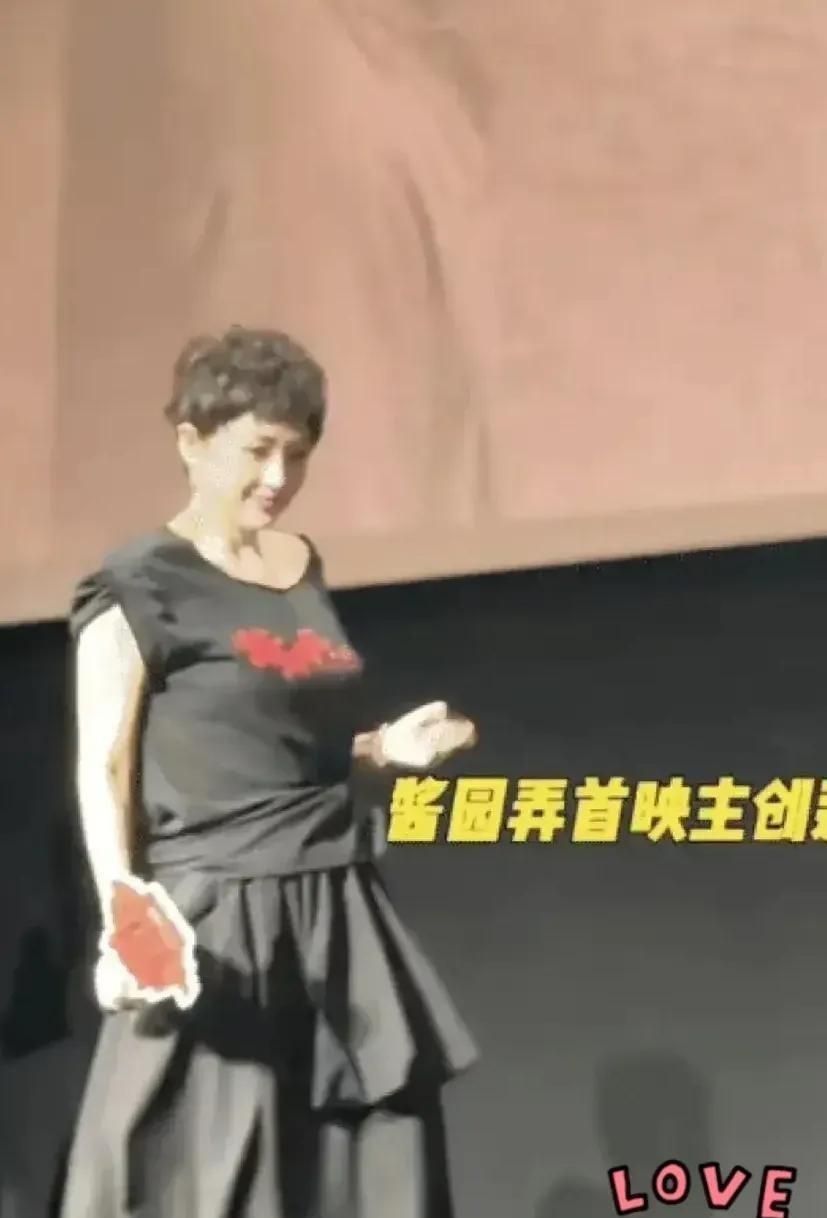 章子怡的生图真的太可怕了，这活生生的把自己弄成了大妈，路人甲么？
这身行说真的我