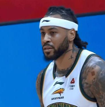 莫兰德14分21篮板，辽宁男篮大胜江苏。CBA常规赛，辽宁男篮客场挑战江苏，这场