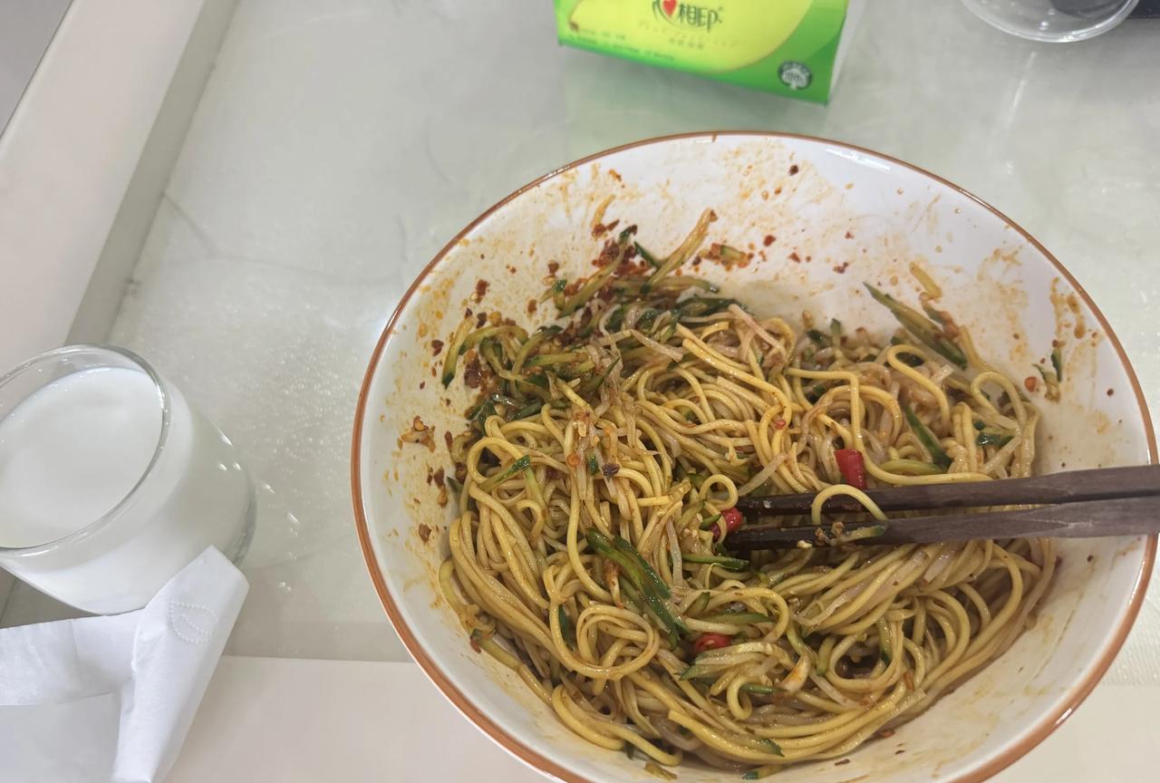 夏天没有食欲的时候，都会给自己拌一碗凉面吃，简单又开胃。
之前自己不会做，经常在