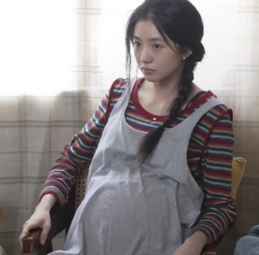 看到刘浩存怀孕的样子莫名不舒服，总觉得孕妇这个身份剥夺了她独立的灵魂 ​​​。