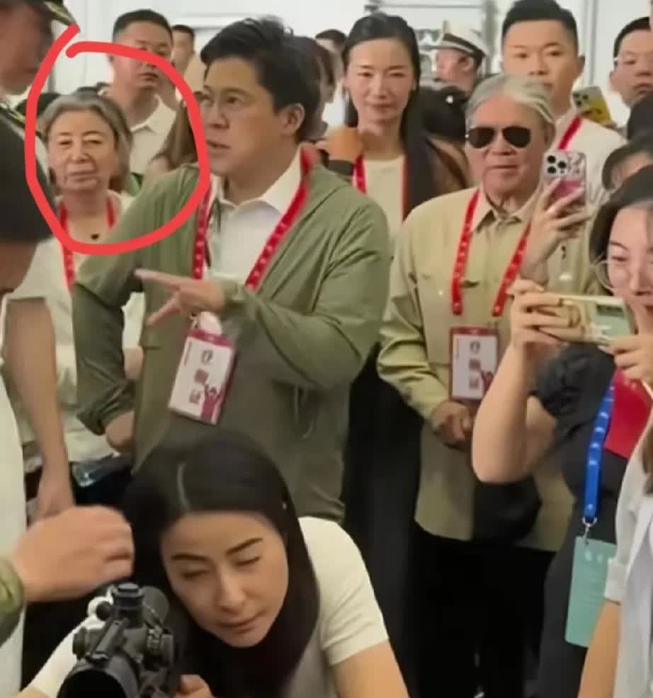 郭晶晶这次携家属参观山东舰
除了带着老公霍启刚和公公霍震霆
还带了一个重要的