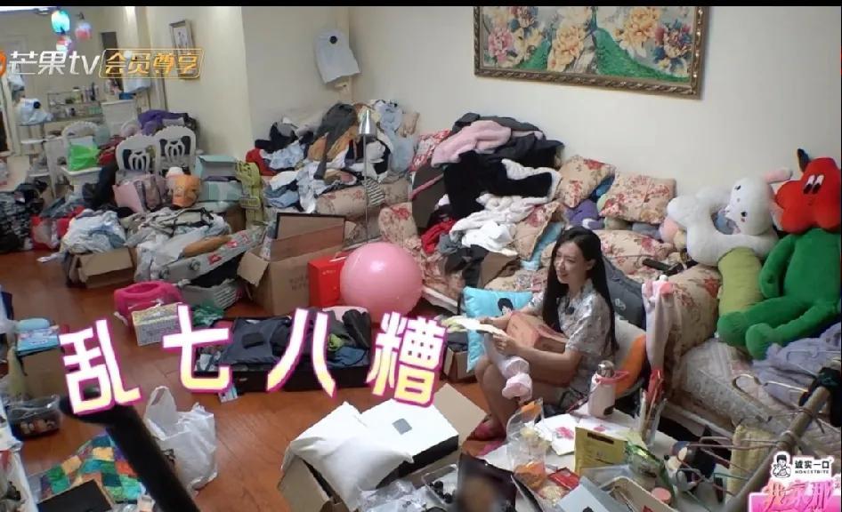 我有种预感，管乐应该是生病了！
作为一名外在光鲜亮丽的女明星，哪怕不住豪宅，也得