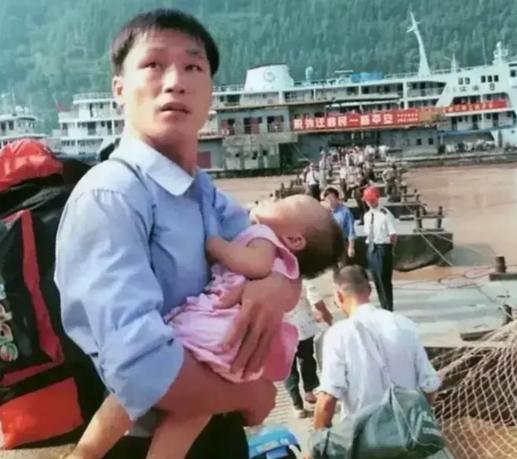 1993年后，三峡100多万人迁移，当时有山东、上海、广东、江西等11个省给她们