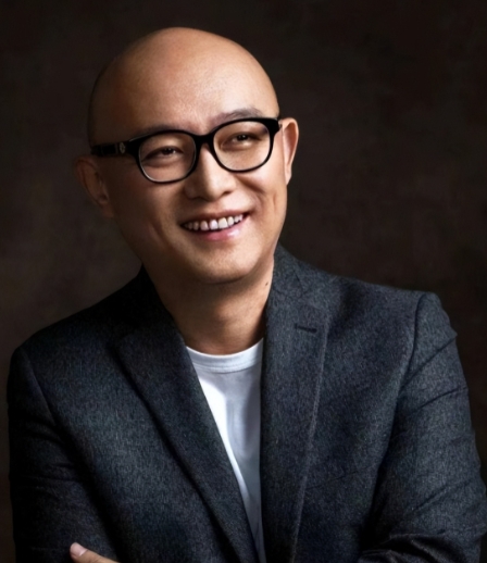 一天夜里，孟非醒来发现妻子李雪正在偷偷翻他手机，于是假装睡着，第二天，他就对李雪