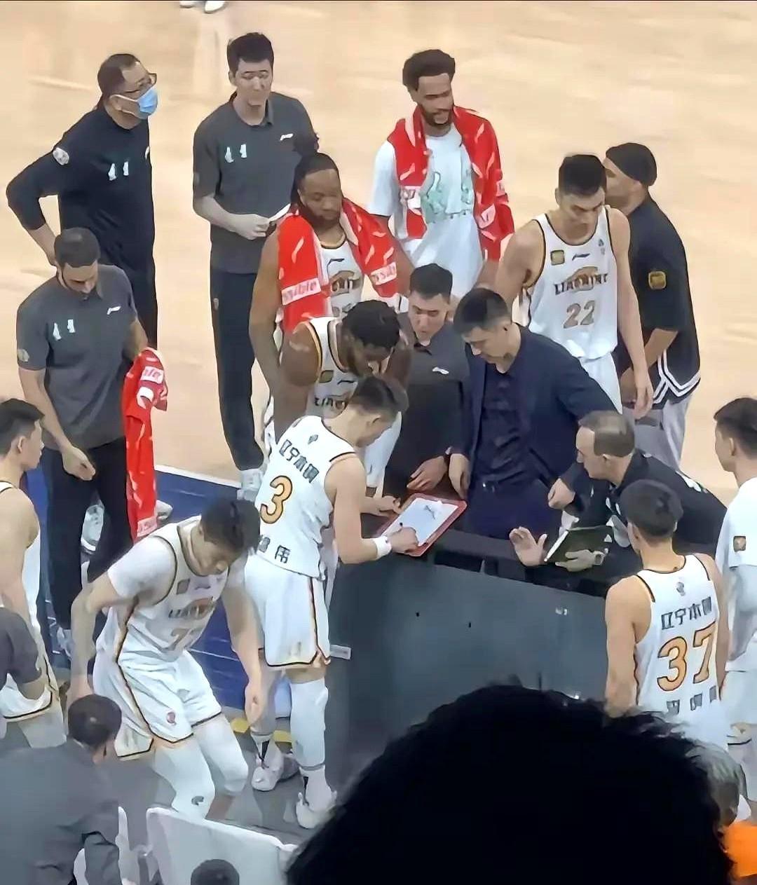 辽宁队后卫赵继伟，在与上海队的比赛中，半场时竟临时客串教练！当着主教练杨鸣，他直