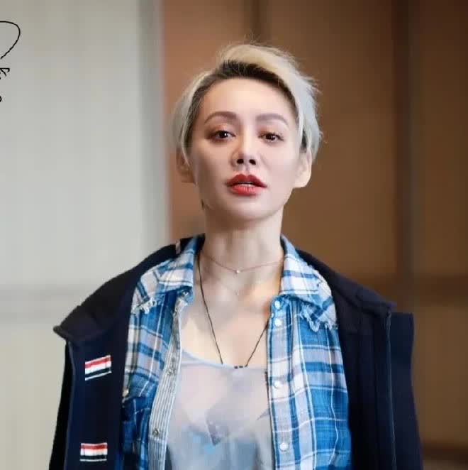 关于宁静，
我发现一个玄学！
那就是基本上所有人看到她，都不会把她往“妻子”