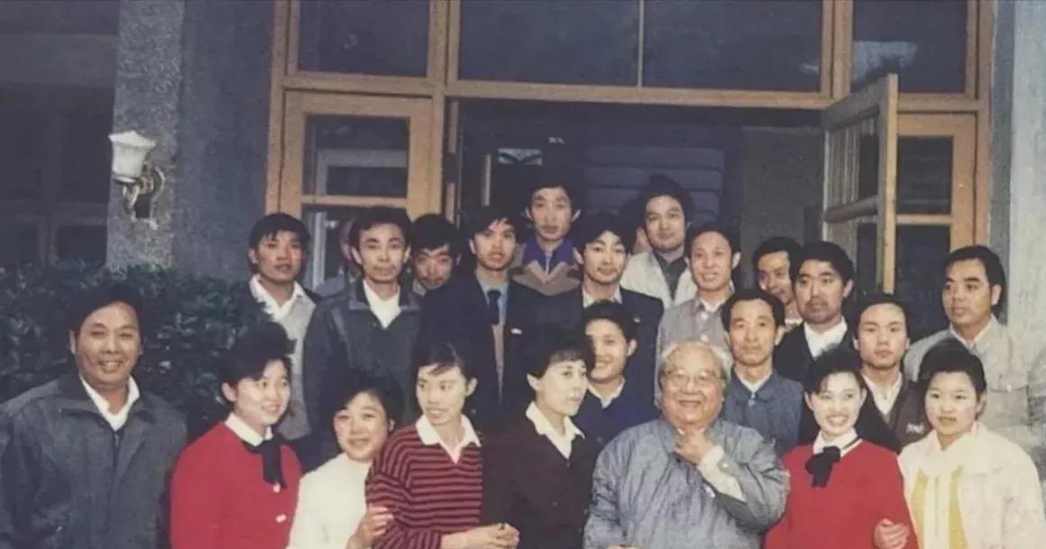 1991年10月 ，费孝通来到咸丰县视察调研，与地方工作人员在一起，亲切交谈，嘘