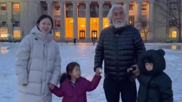 张纪中夫妇带孩子参观名校，在麻省理工校园留影，74岁父亲状态好