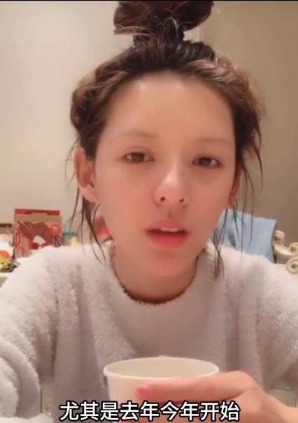 有网友说张予曦素颜怎么没有眉毛