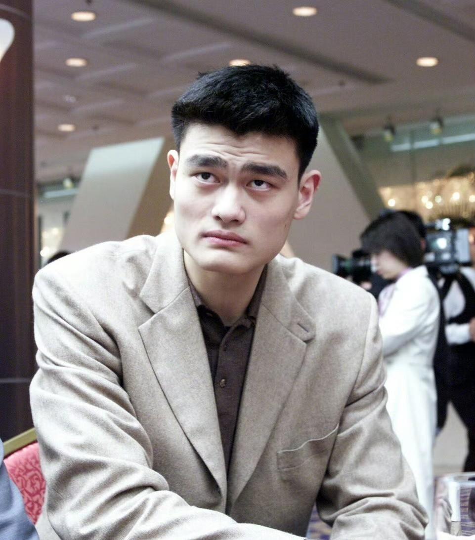 生日快乐！今天是姚明45岁生日，祝大姚生日快乐！
时间过得真的快，姚明都已经45