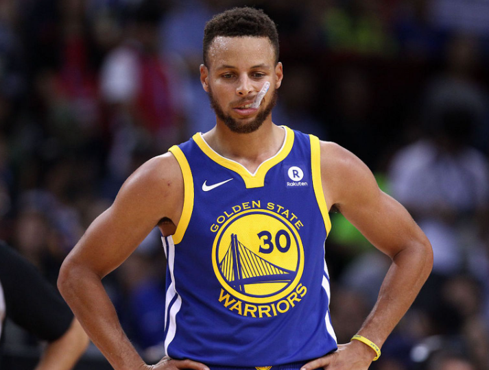 库里的防守也不是很好，最近几年越来越差，现在的库里只能靠库有引力和无限跑动类似于