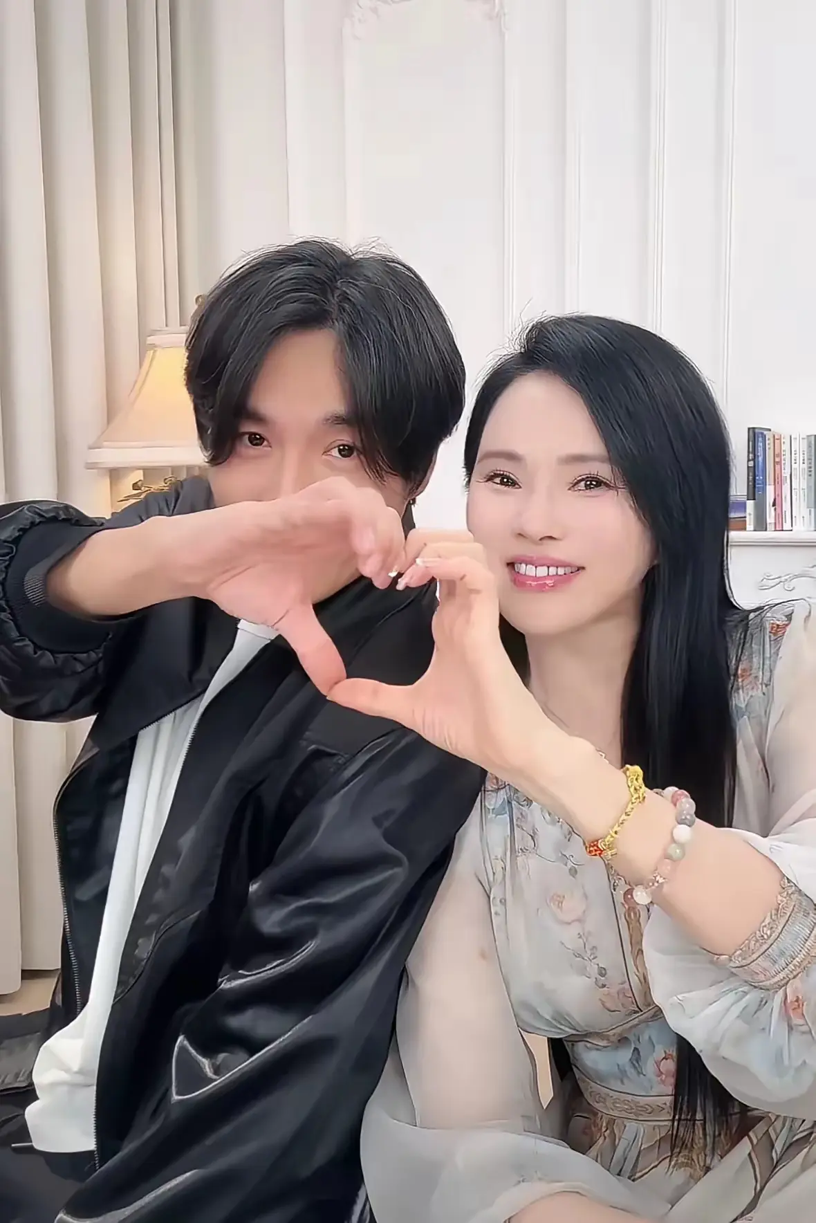 太敢讲了！秦昊首次现身老婆直播间，直言第一眼爱上伊能静是因为她“肤白胸大”。
