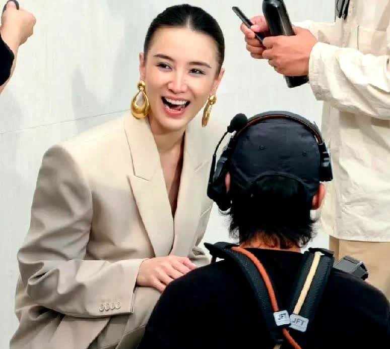 我前闺蜜是个化妆师

有幸见过宋佳本人

她说了一句大实话

近距离