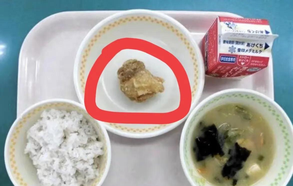 日本博主在社交媒体上发布的两张照片
一张是日本学生的午餐，另一张是日本议员吃的午