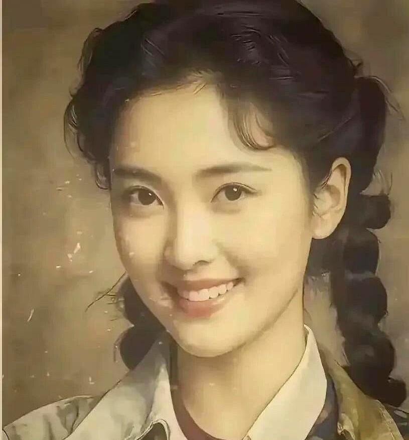 照片中的美女实在是太美了，比年轻时候的刘亦菲都要好看几倍。感觉她的五官是360度