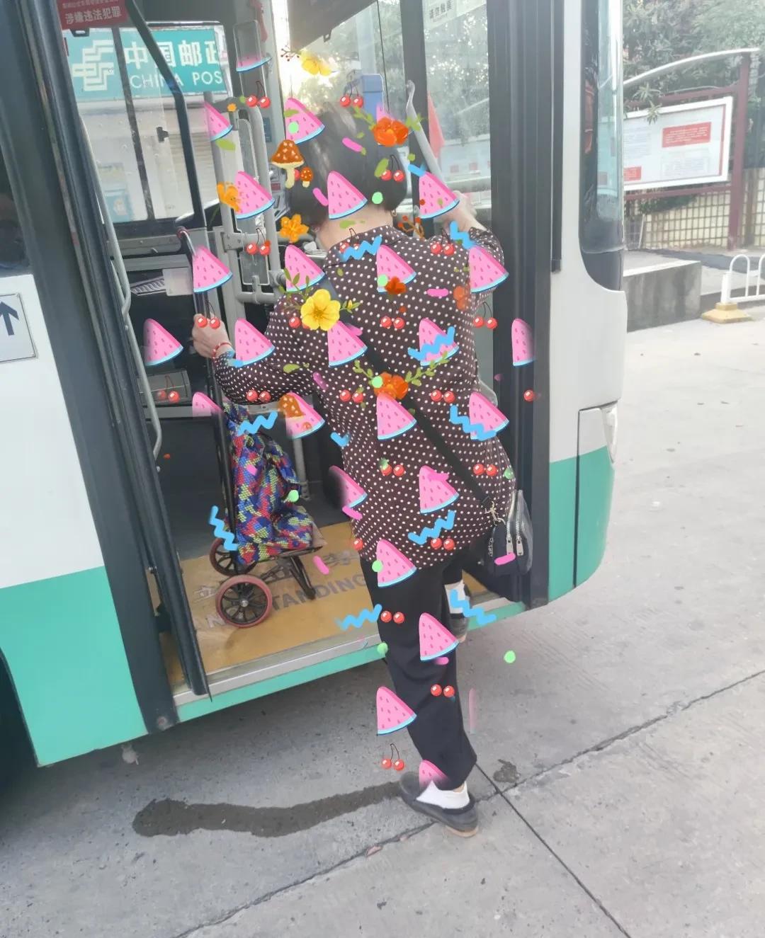 公交车每天都会碰到稀奇事，乘客一只脚踏车上不上车，说等老伴。



那天，一辆公