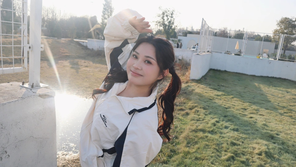 争议668万粉博主阿爆深夜道歉，别墅哭孤独遭群嘲，改文案、关评论欲盖弥彰