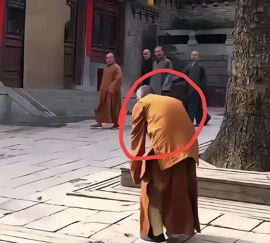 释永信好大的架子，在少林寺俨然皇帝一般的存在，驼背老僧见了他都得跪拜磕头，结果他