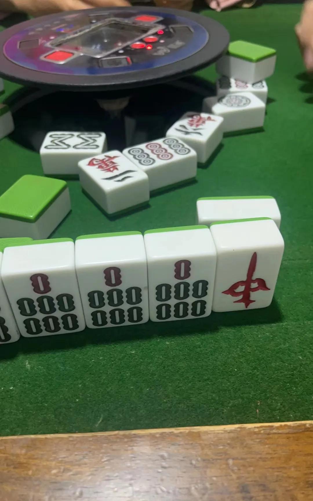 感觉麻将馆老板娘太不地道了
在异地他乡十来年，从没踏过麻将馆半步。前几天打水有人