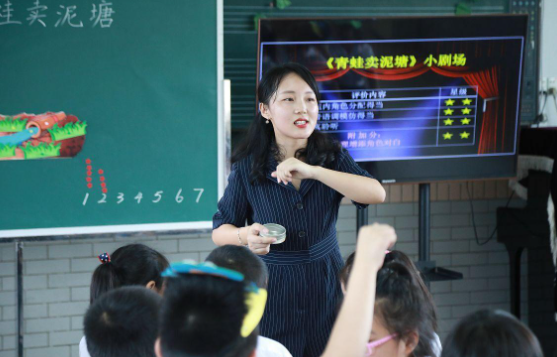 小学老师被解聘后，竟然在校门口摆起了小摊，卖起了火鸡面！学生们围了一圈，好奇地问