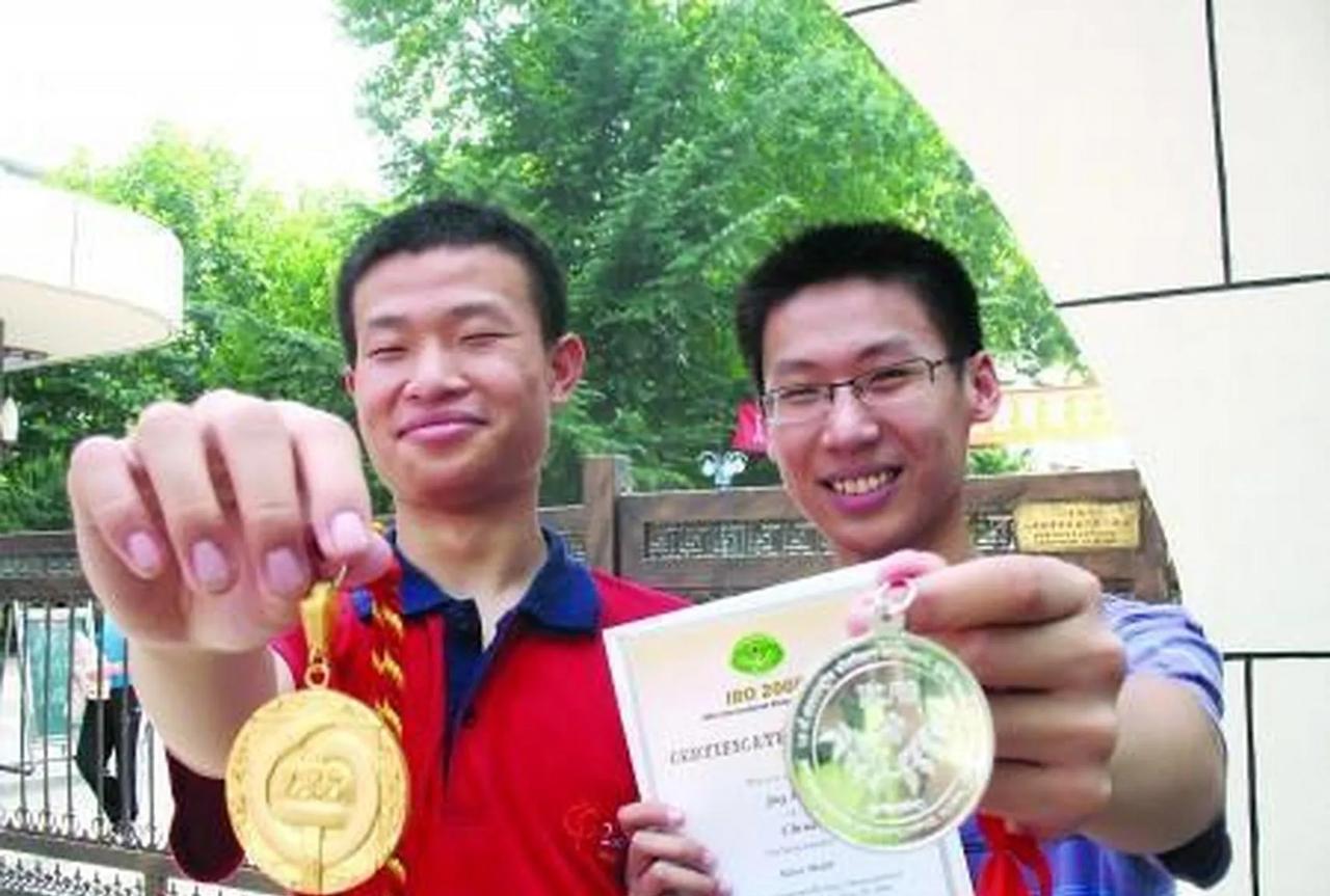 心若琉璃-韦东奕的数学之光
韦东奕手拎矿泉水的身影，常成为世人眼中一帧奇特的画面