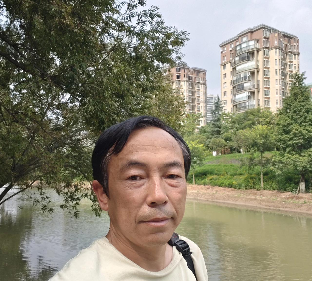 最近写了不少小作文，包括我最近直播，总有网友说我，家里父母有大棚，父母岁数大了，