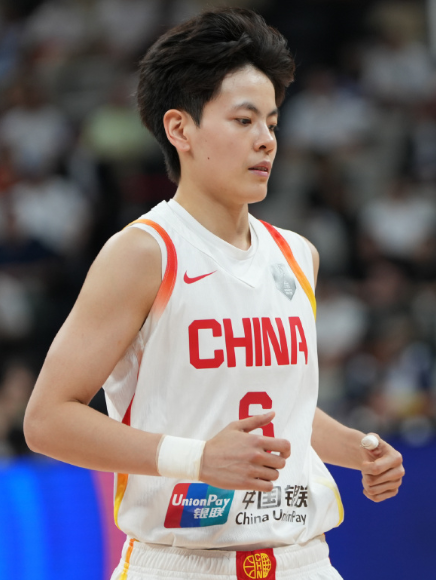 中国女篮不敌日本女篮，杨舒予，这一场太想打好了，甚至说，有些着急，坐在场边听得很