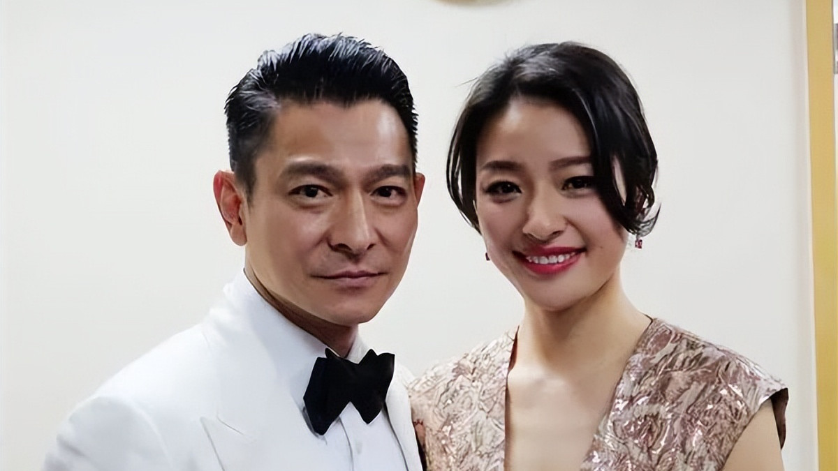 她是钢琴家出身，26岁才演戏，31岁却偷偷嫁圈外普通人，如今40岁依然美得脱俗