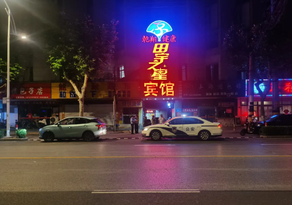 6月20日晚21：00，南通市区外环西路田宇星宾馆门前发生了一起车祸，汽车和电瓶