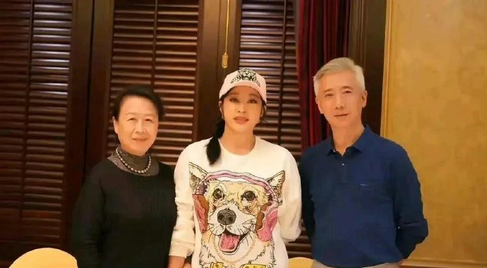 刘晓庆与同龄朋友站一起，不知道的还以为差着辈呢