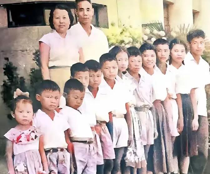 这张珍贵的全家福照片拍摄于1961年，这个炮兵司令员吴信泉将军的全家福，不是演员