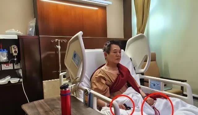 李连杰求生欲太强了，即使住院佛珠依然不离手。