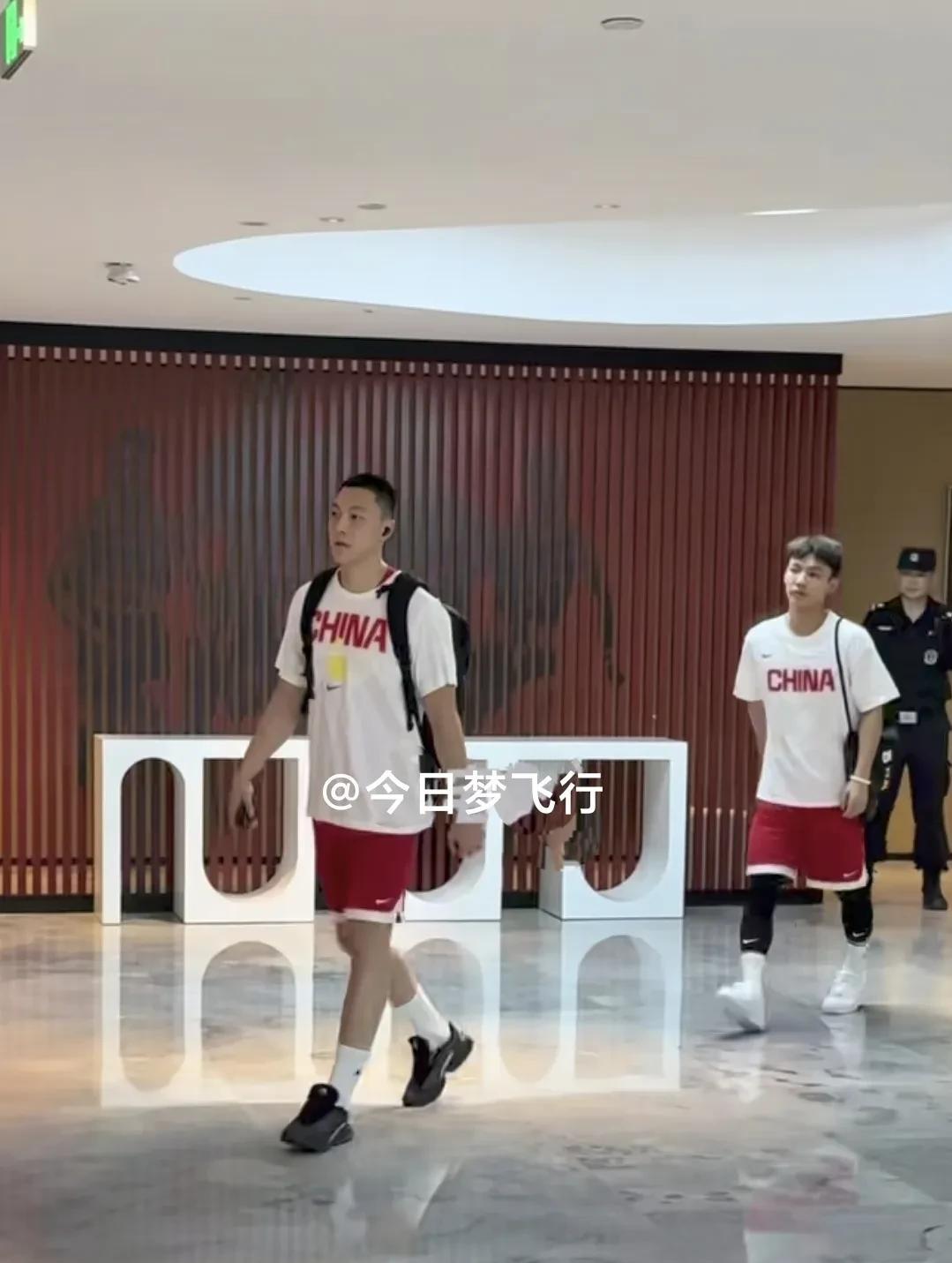 今天上午，广东2&3兄弟出发去踩场训练！
今天上午9时。中国男篮一行离开下榻酒店
