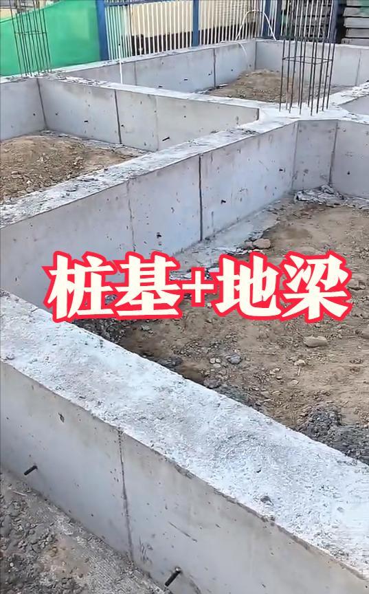 现在农村建房，费用越来越贵[发怒][发怒]
基础施工，包工头开口就是挖桩孔，
说